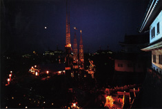 名古屋城会場の夜景－ガウディの城シンボルタワー（出典：世界デザイン博覧会公式記録）