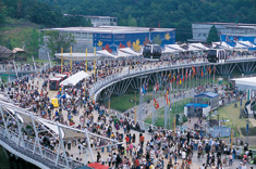 愛・地球博（2005年日本国際博覧会）の会場風景（写真提供：財団法人地球産業文化研究所）