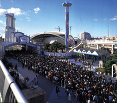 名古屋港会場で開門を待つ人々（出典：世界デザイン博覧会公式記録）