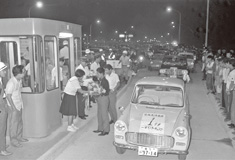 1964年9月6日、一宮IC開局当時の様子。一宮ICへ一番乗りした方に、花束が贈られました（写真提供：中日本高速道路株式会社）